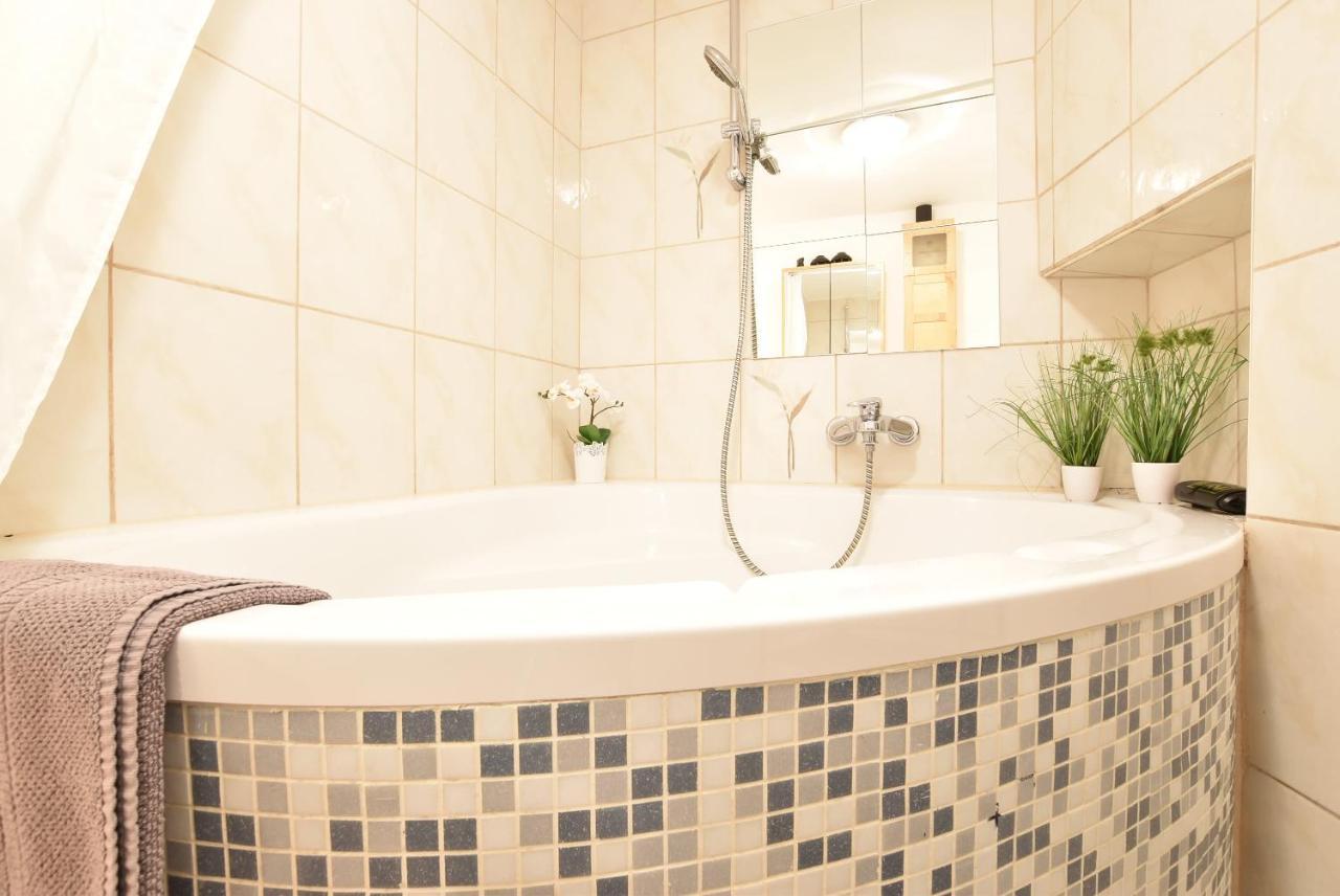 Riesiges Zentrales Apartment Mit Parkplatz อินส์บรุค ภายนอก รูปภาพ